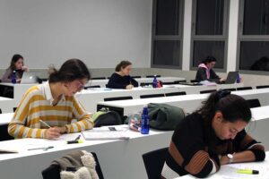 estudio-alumni-college