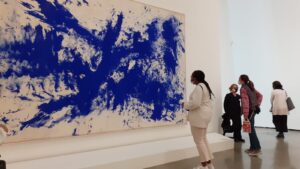 Chinny mirando el cuadro ANTROPOMETRIA de Kleinjpeg 1