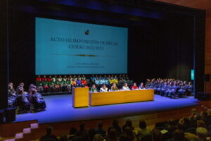 ACTO ACADÉMICO DE IMPOSICIÓN DE BECAS ALUMNI COLLEGE 25 20230211 004 scaled