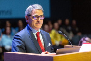 ACTO ACADÉMICO DE IMPOSICIÓN DE BECAS ALUMNI COLLEGE 2 20230211 011