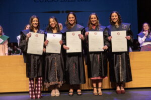 ACTO ACADÉMICO DE IMPOSICIÓN DE BECAS ALUMNI COLLEGE 14 20230211 023