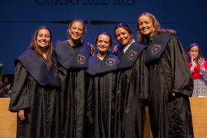 ACTO ACADÉMICO DE IMPOSICIÓN DE BECAS ALUMNI COLLEGE 18 20230211 040 copia scaled