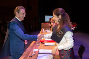 ACTO ACADÉMICO DE IMPOSICIÓN DE BECAS ALUMNI COLLEGE 27 20230211 043