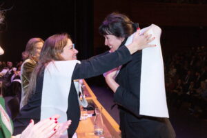 ACTO ACADÉMICO DE IMPOSICIÓN DE BECAS ALUMNI COLLEGE 9 20230211 052 scaled