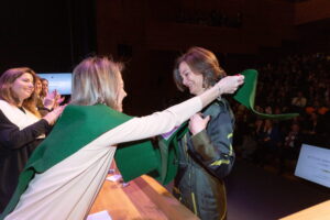 ACTO ACADÉMICO DE IMPOSICIÓN DE BECAS ALUMNI COLLEGE 22 20230211 056 scaled