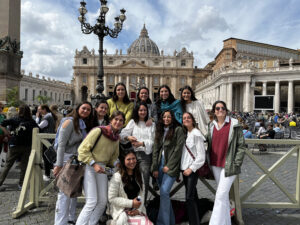 UNIV 2023: "LA PARADOJA DE LA FELICIDAD" 2 IMG 0553 scaled