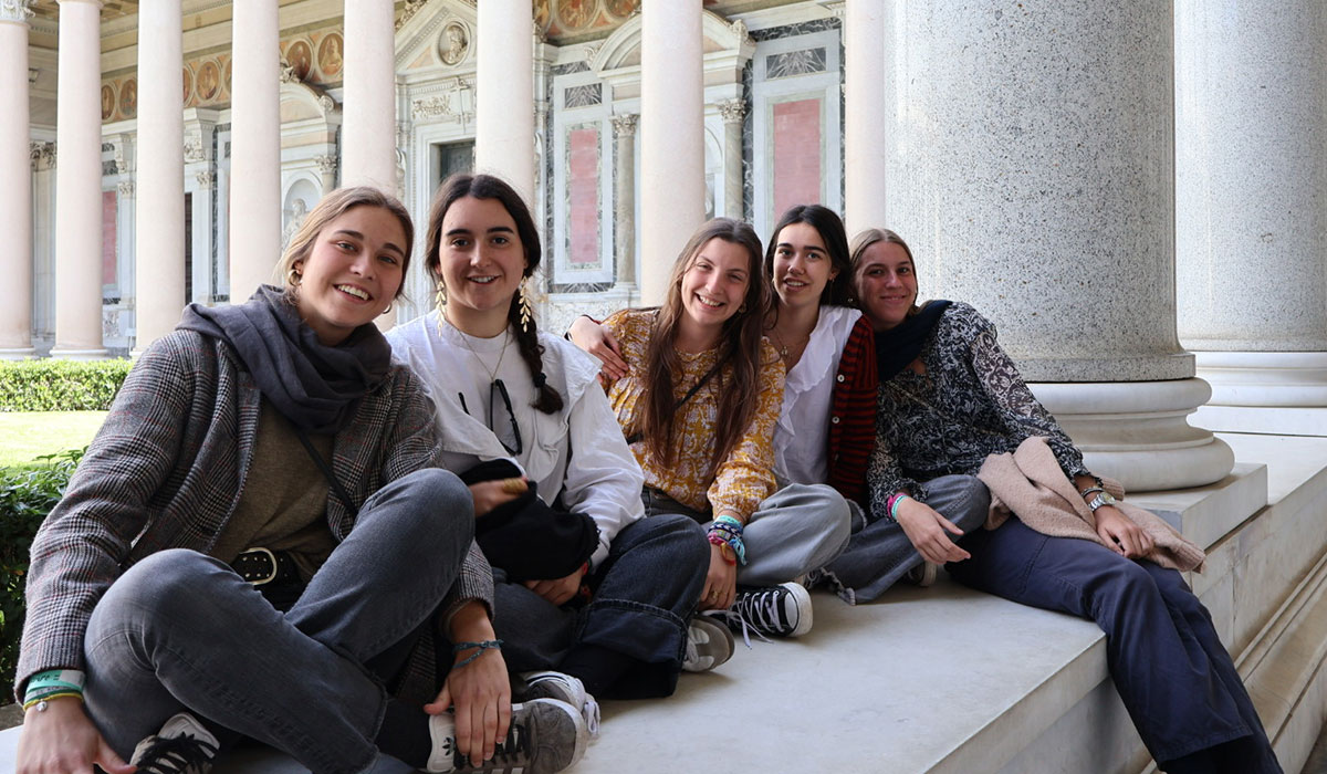 Carrusel colegio mayor goroabe alumni college 11