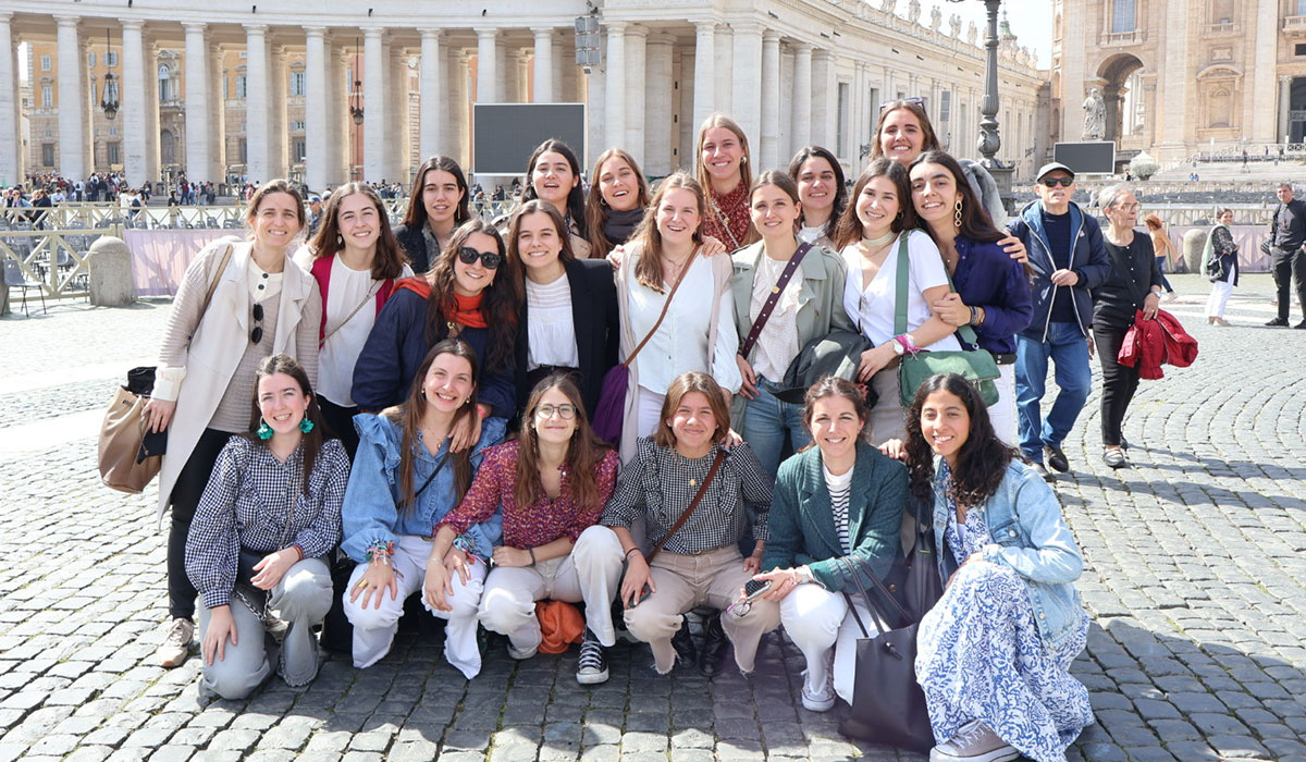 Carrusel colegio mayor goroabe alumni college 12