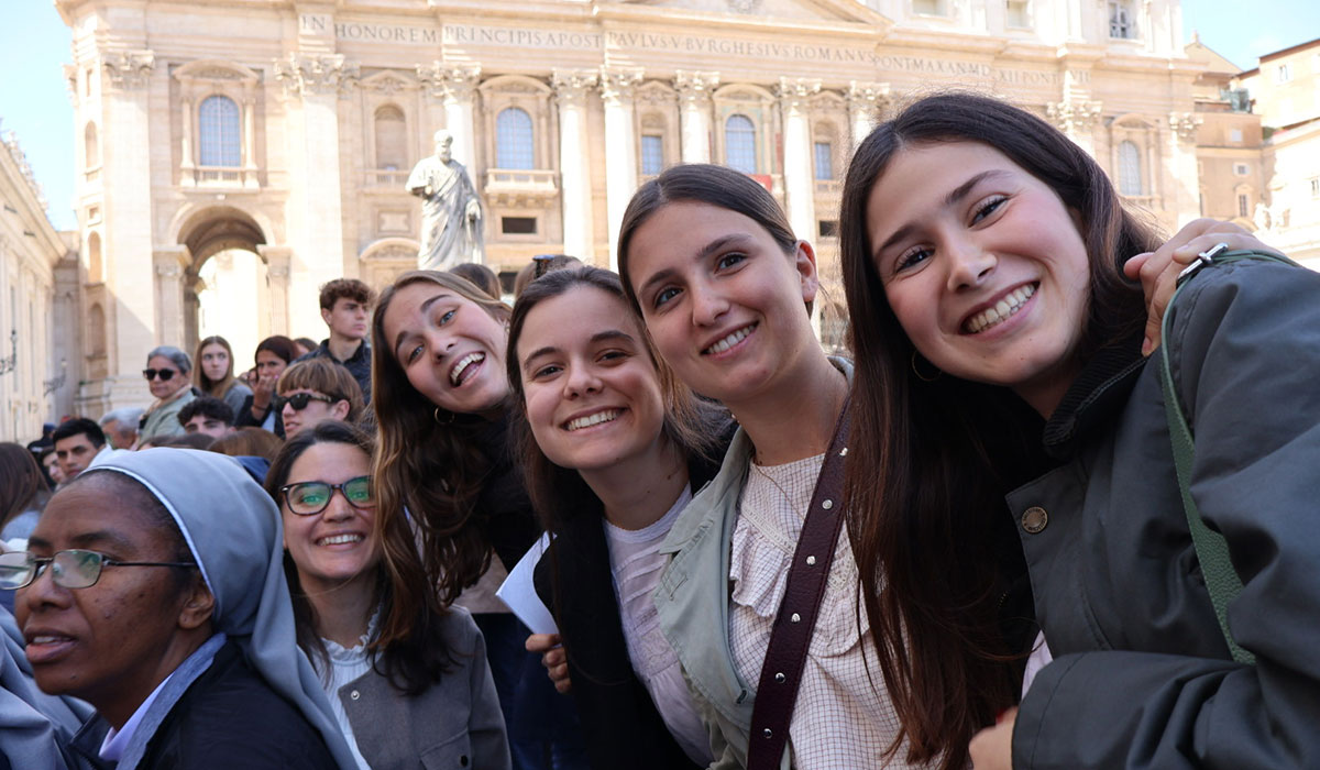 Carrusel colegio mayor goroabe alumni college 13