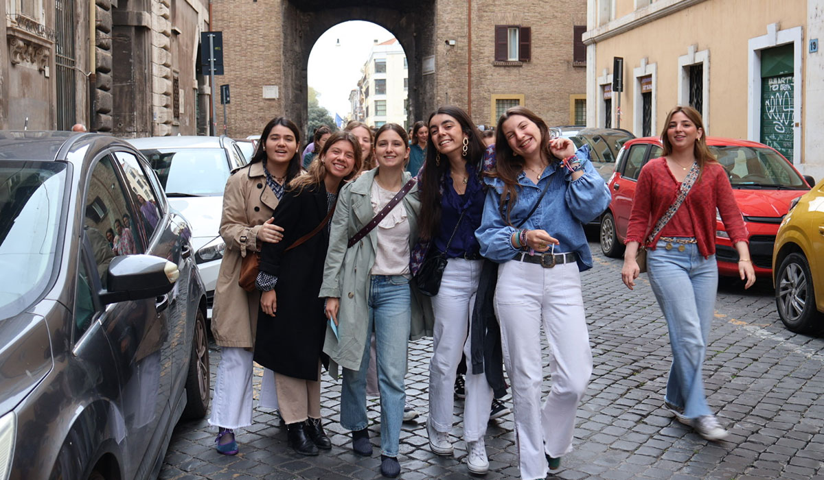 Carrusel colegio mayor goroabe alumni college 14